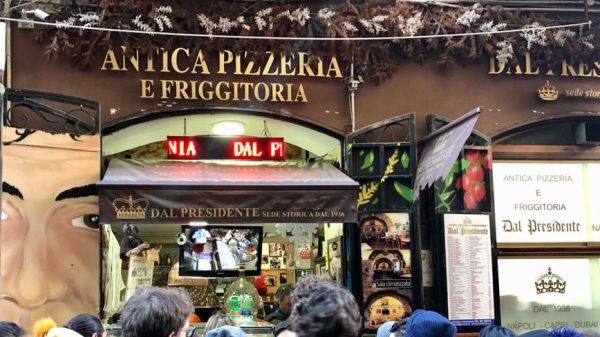 Ιταλία: Η αστυνομία κατάσχεσε διάσημη πιτσαρία της Νάπολη – Ο ιδρυτής της είχε φτιάξει πίτσα στον Μπιλ Κλίντον