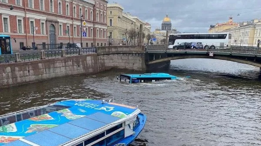 Ρωσία: Λεωφορείο με 20 επιβάτες έπεσε από γέφυρα στην Αγία Πετρούπολη - Δείτε βίντεο