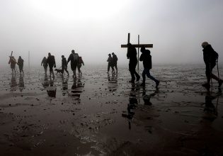 Στα εγκλήματα υπάρχουν ηθικοί αυτουργοί, στη Γάζα είναι η Αμερική, στα Τέμπη «Μητσοτάκη είσαι εσύ» λένε γονείς θυμάτων