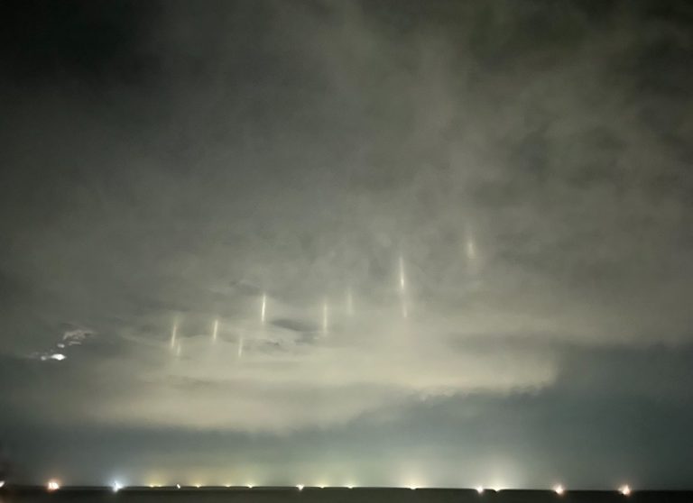 Πυλώνες… φωτός έκαναν την εμφάνισή τους στον νυχτερινό ουρανό – Πώς εξηγείται το «απόκοσμο» φαινόμενο;