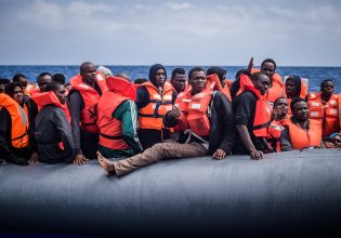 Δημοσιεύματα κατηγορεί την Ευρώπη ότι χρηματοδοτεί την εγκατάλειψη μεταναστών στη Σαχάρα