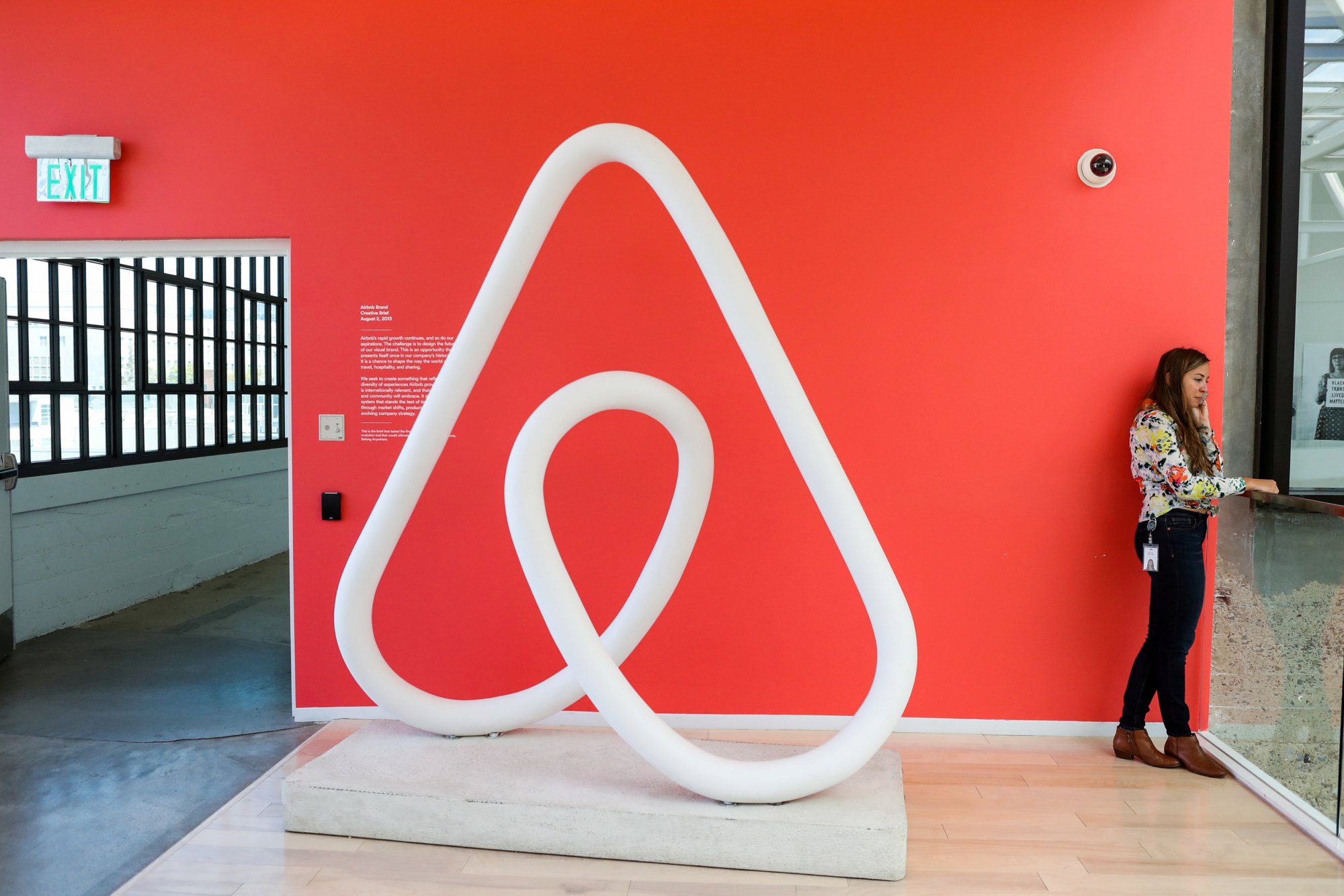 Χαμηλώνει τον πήχη η Airbnb – Βουτιά στη μετοχή