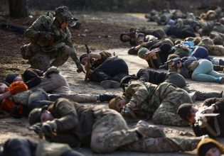 Ουκρανοί στο εξωτερικό κατακεραυνώνουν τον Ζελένσκι – «Δεν τον εμπιστευόμαστε, δεν θα πολεμήσουμε γι’ αυτόν»