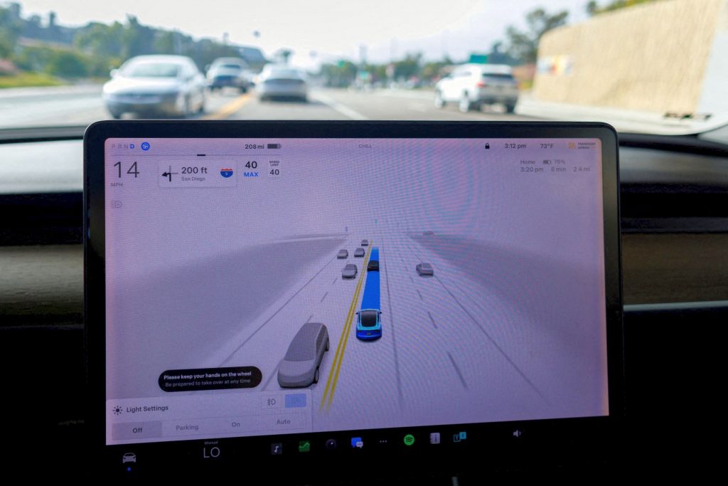 Με δεδομένα από Κίνα θα εκπαιδευτεί ο αυτόματος πιλότος της Tesla