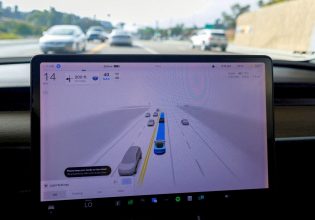 Με δεδομένα από Κίνα θα εκπαιδευτεί ο αυτόματος πιλότος της Tesla