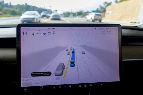 Με δεδομένα από Κίνα θα εκπαιδευτεί ο αυτόματος πιλότος της Tesla