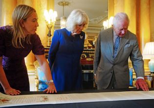 Αγγλία: Εντοπίστηκε ορθογραφικό λάθος στο αρχείο της στέψης του Καρόλου