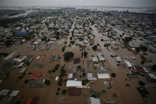Πλημμύρες στη Βραζιλία: Δεκάδες νεκροί και αγνοούμενοι