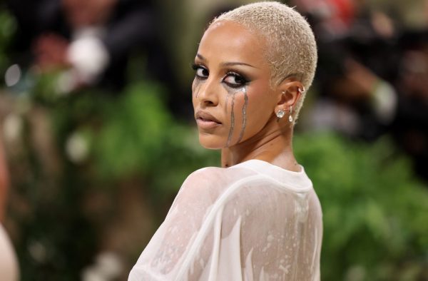 Η Doja Cat «κλαίει» στο δρόμο για το Met Gala