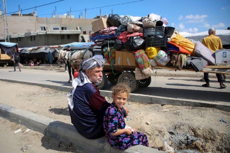 «Χάος» στη Ράφα καθώς οι Παλαιστίνιοι την εγκαταλείπουν – «Θανατική καταδίκη» το κλείσιμο του περάσματος