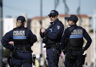 Παρίσι: Δύο αστυνομικοί σοβαρά τραυματίες από ένοπλη επίθεση υπόπτου μέσα στο τμήμα