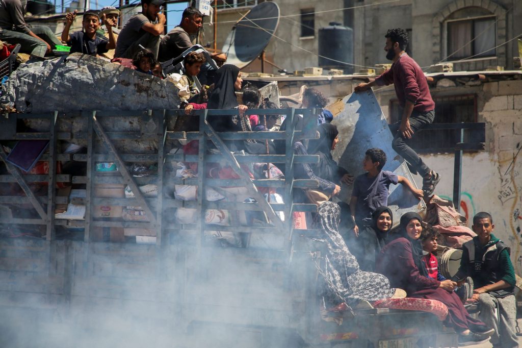 Live: Τρομοκρατημένοι και εξαντλημένοι, χιλιάδες Παλαιστίνιοι εγκαταλείπουν τη Ράφα