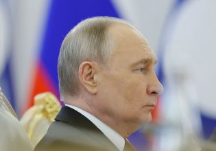 Βλαντιμίρ Πούτιν: Ποιος λαός μοιάζει… ερωτευμένος με τον ρώσο πρόεδρο;