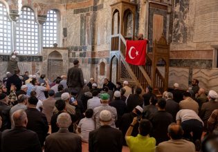 Τουρκία: Μεγάλη προσέλευση για την προσευχή της Παρασκευής στη Μονή της Χώρας μετά τη μετατροπή σε τζαμί