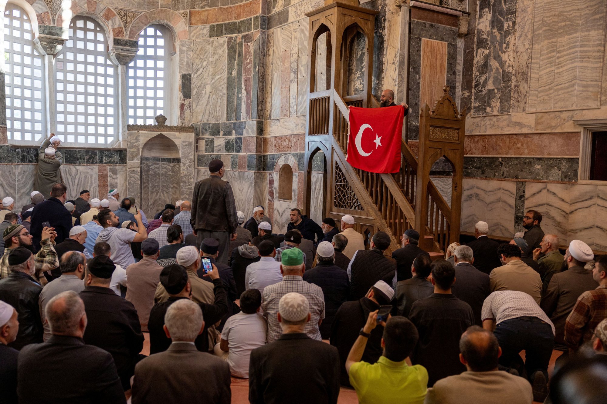 Τουρκία: Μεγάλη προσέλευση για την προσευχή της Παρασκευής στη Μονή της Χώρας μετά τη μετατροπή σε τζαμί