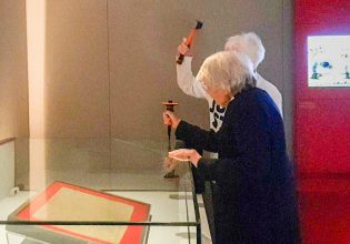 Κλίμα: Ηλικιωμένες ακτιβίστριες στο Λονδίνο επιτέθηκαν με σφυριά στη Μάγκνα Κάρτα