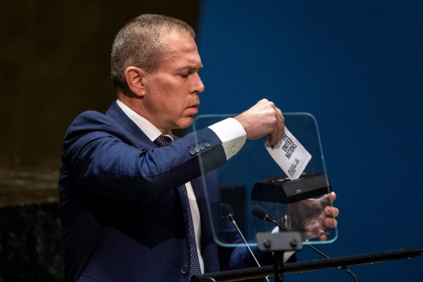 ΟΗΕ: Σόου του Ισραηλινού πρέσβη – Κατέστρεψε τον Καταστατικό Χάρτη των Ηνωμένων Εθνών