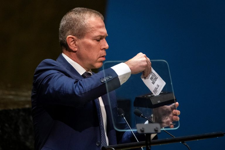 ΟΗΕ: Σόου του Ισραηλινού πρέσβη – Κατέστρεψε τον Καταστατικό Χάρτη των Ηνωμένων Εθνών