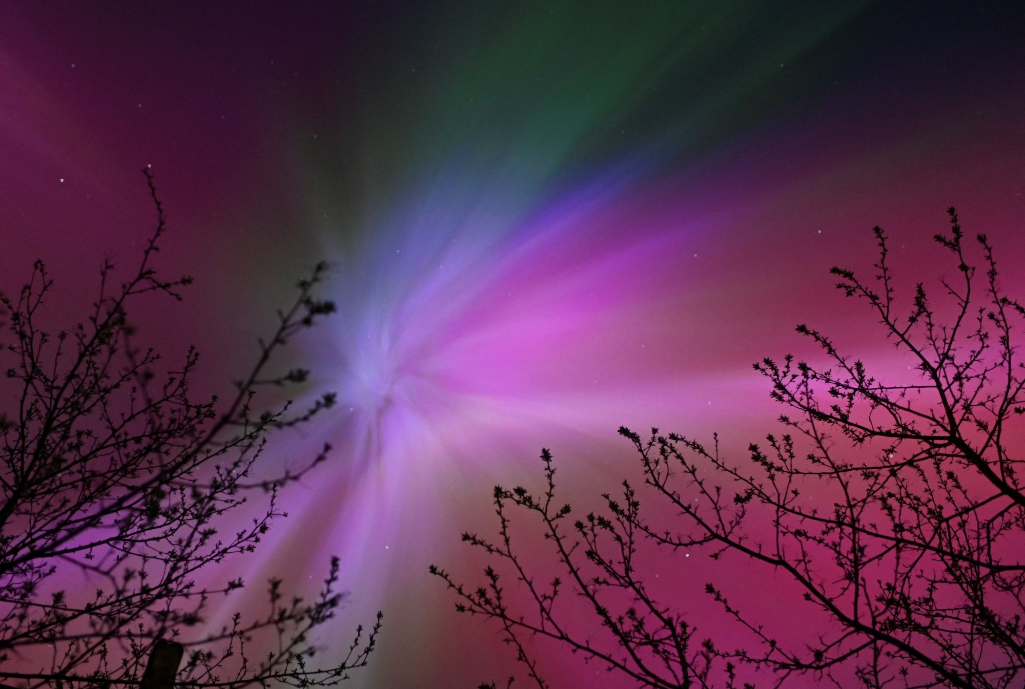 Γεωμαγνητική καταιγίδα χτυπάει τη Γη – Θεαματικές εικόνες από το Βόρειο Σέλας