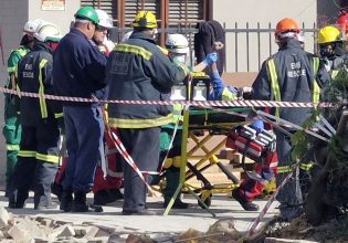 Νότια Αφρική: Ζωντανός ανασύρθηκε άνδρας από τα ερείπια κτιρίου που κατέρρευσε προ πέντε ημερών