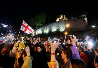 Γεωργία: Στους δρόμους ξανά χιλιάδες κόσμου – Διαμαρτυρίες για το νομοσχέδιο περί «ξένων πρακτόρων»