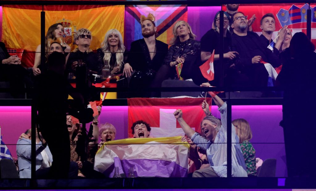 Τι αντιπροσωπεύει η σημαία που κράταγε το Nemo, o non-binary καλλιτέχνης που κέρδισε τη φετινή Eurovision;