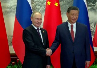 Συνάντηση Σι Τζινπίνγκ και Πούτιν στο Πεκίνο – Αντάλλαξαν θερμή χειραψία