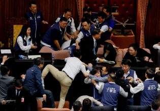 Ταϊβάν: Βουλευτές μετέτρεψαν το Κοινοβούλιο σε ρινγκ – Σπρωξίματα και άγριο ξύλο