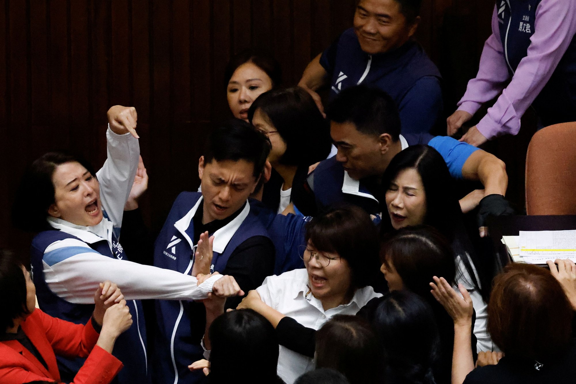 Ξύλο μεταξύ βουλευτών κατά τη διάρκεια κοινοβουλευτικής συνεδρίασης στην Ταϊβάν (Πηγή: REUTERS/Ann Wang)