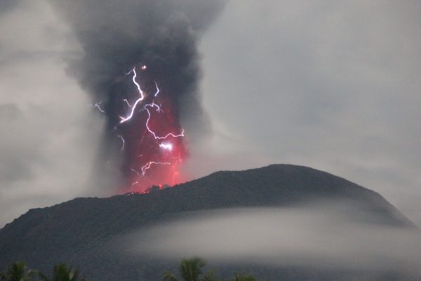 Ινδονησία: Εξερράγη το ηφαίστειο Ίμπου – Απομακρύνθηκαν οι κάτοικοι επτά χωριών