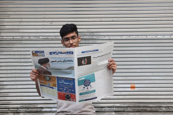 Ψυχραιμία στις αγορές μετά τον θάνατο του Ραϊσί – Τα κρίσιμα ερωτήματα και ο ρόλος του Ισραήλ