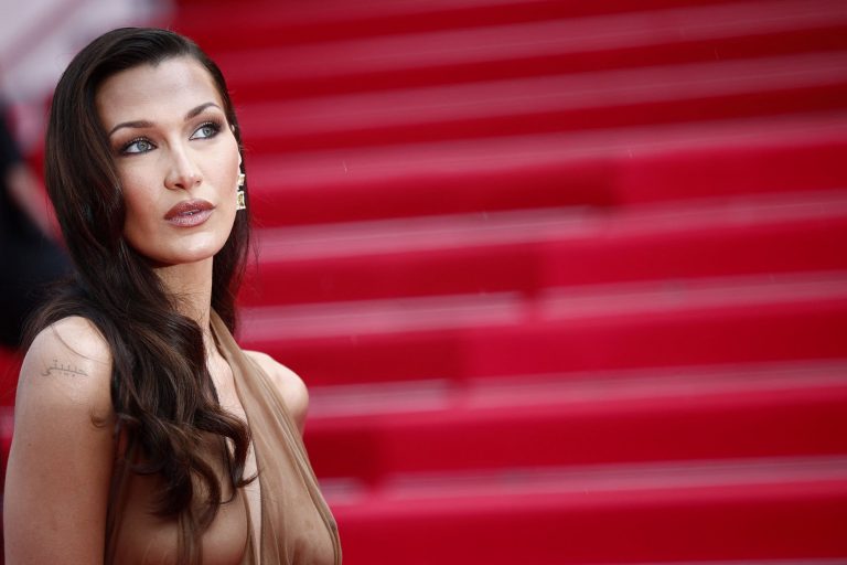 Η Μπέλα Χαντίντ προσγειώνεται στο κόκκινο χαλί των Καννών με Saint Laurent