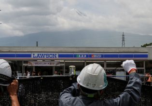 Ο υπερτουρισμός έκρυψε μια για πάντα τη θέα στο όρος Φούτζι