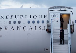 Γαλλία: Ο Μακρόν φτάνει στη Νέα Καληδονία που πλήττεται από ταραχές για συνομιλίες υψηλού κινδύνου