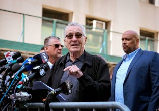 ΗΠΑ: «Ένας κλόουν» – Ο Ρόμπερτ Ντε Νίρο κατά του Ντόναλντ Τραμπ μπροστά από το δικαστήριο της Νέας Υόρκης