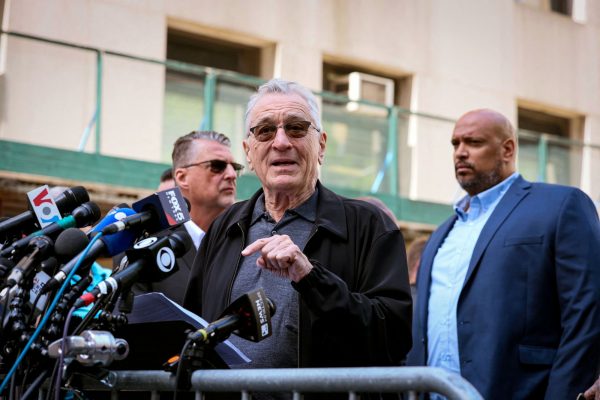 ΗΠΑ: «Ένας κλόουν» – Ο Ρόμπερτ Ντε Νίρο κατά του Ντόναλντ Τραμπ μπροστά από το δικαστήριο της Νέας Υόρκης