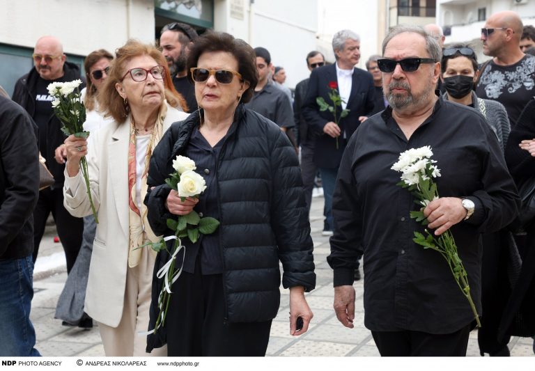 Άννα Παναγιωτοπούλου: Συντετριμμένοι οικογένεια, φίλοι και συνάδελφοι στο τελευταίο αντίο