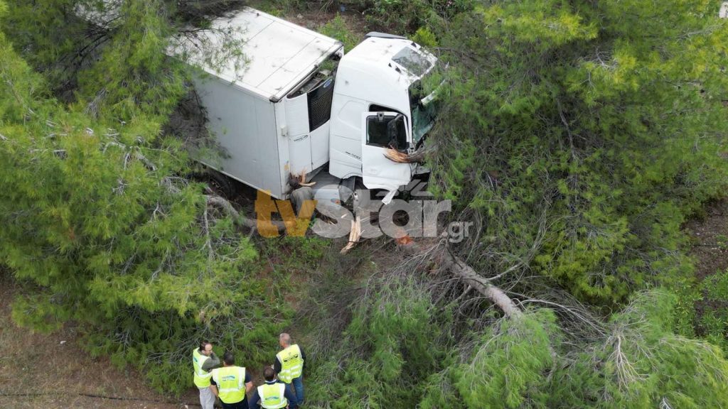 Εκτροπή νταλίκας στην εθνική οδό – Δείτε εικόνες