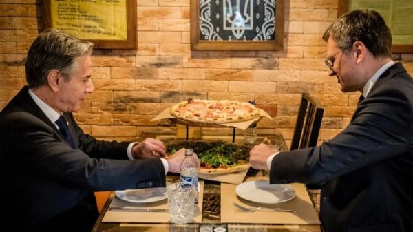 Στο Κίεβο ο Μπλίνκεν – Γευμάτισε στην πιτσαρία βετεράνου του πολέμου με την Ρωσία