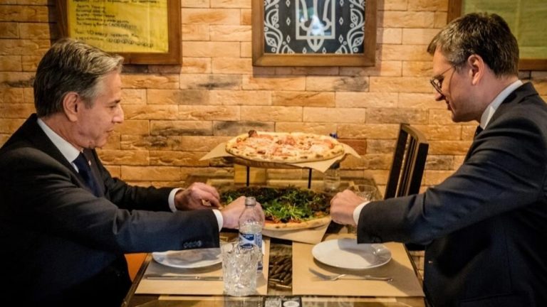 Στο Κίεβο ο Μπλίνκεν – Γευμάτισε στην πιτσαρία βετεράνου του πολέμου με την Ρωσία