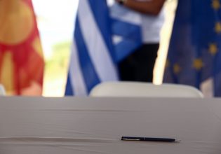 Σε δύσκολη θέση η ΝΔ με τις Πρέσπες –  Πιέζει η αντιπολίτευση, ο ΣΥΡΙΖΑ φέρνει τα τρία μνημόνια στη Βουλή