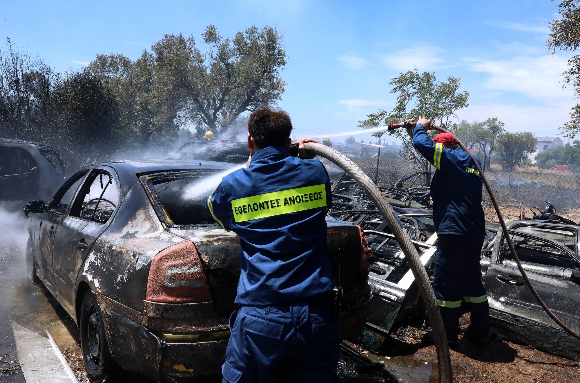 Όχημα λαμπάδιασε στο Κερατσίνι - Κάηκε και ένα δέντρο