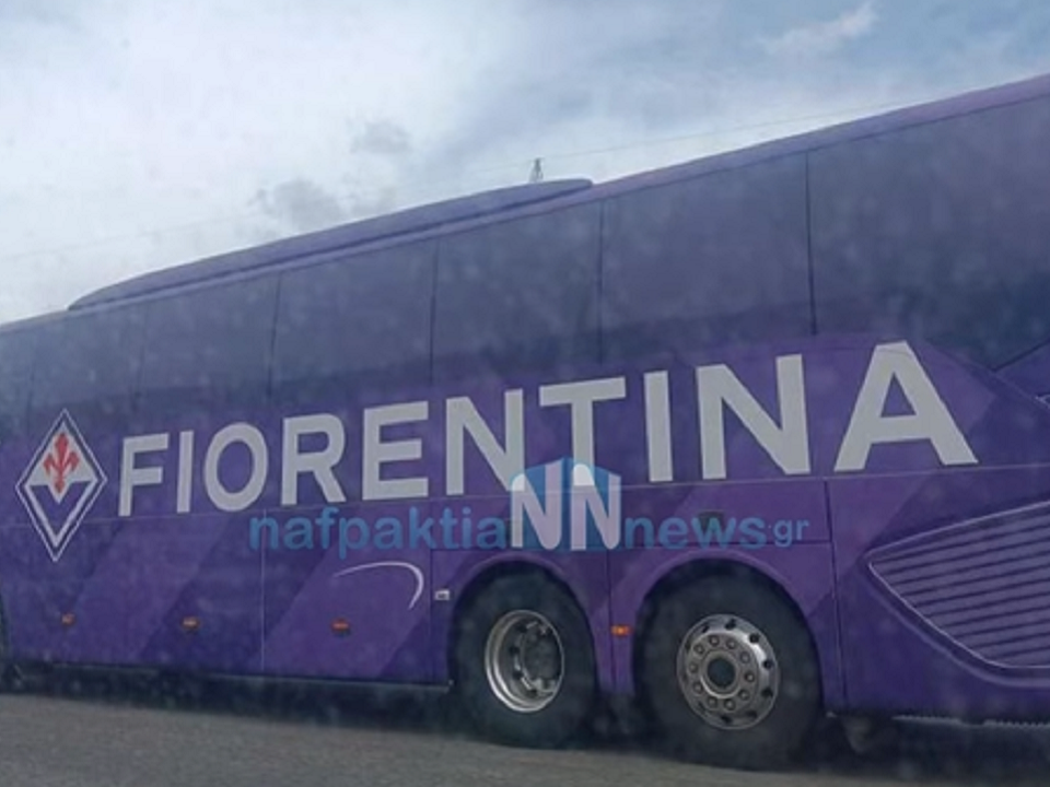 Στην Ελλάδα το λεωφορείο της Φιορεντίνα – Βίντεο από τα διόδια της Ελευσίνας