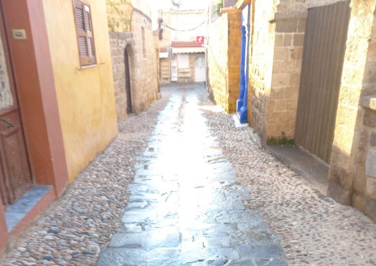 Προ των πυλών η απαγόρευση κυκλοφορίας οχημάτων στη μεσαιωνική πόλη της Ρόδου – Τι είπε ο δήμαρχος στο in