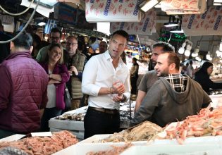 Στη Βαρβάκειο ο Κασσελάκης – «Πρέπει να είμαστε απατεώνες για να επιβιώσουμε;», τον ρώτησε καταστηματάρχης