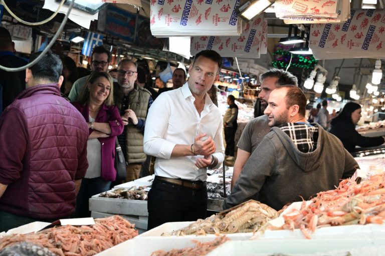 Στη Βαρβάκειο ο Κασσελάκης – «Πρέπει να είμαστε απατεώνες για να επιβιώσουμε;», τον ρώτησε καταστηματάρχης