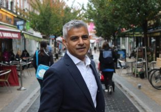 Ιστορικό ρεκόρ από τον Σαντίκ Καν – Επανεξελέγη δήμαρχος του Λονδίνου για τρίτη θητεία