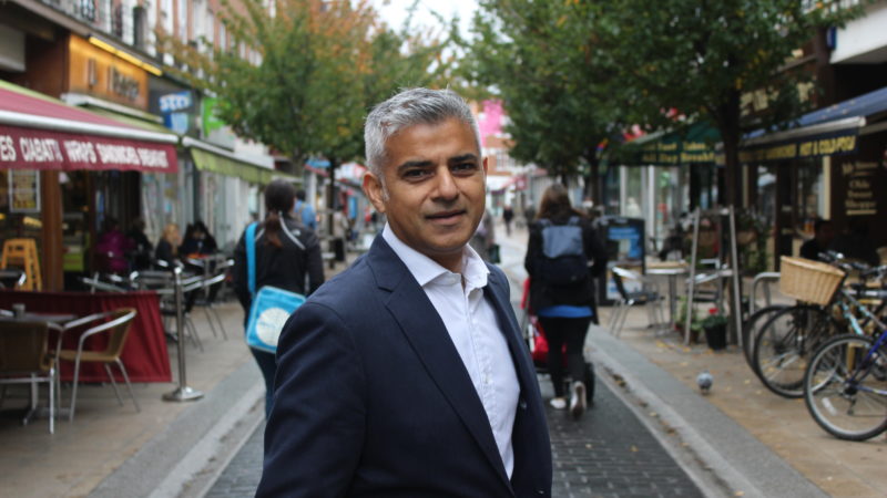 Ιστορικό ρεκόρ από τον Σαντίκ Καν – Επανεξελέγη δήμαρχος του Λονδίνου για τρίτη θητεία