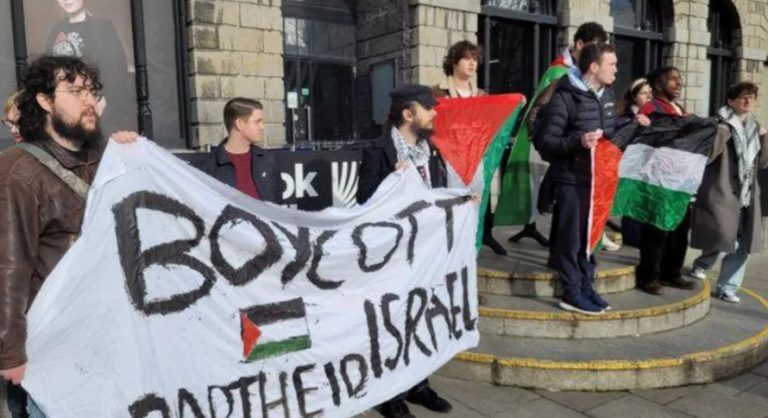 Ιρλανδία: Φοιτητές στο Κολέγιο Τρίνιτι έστησαν καταυλισμό διαμαρτυρόμενοι για τον πόλεμο στη Γάζα