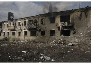 Ουκρανία: Ρωσικό πλήγμα σε κεντρική συνοικία του Χαρκόβου
